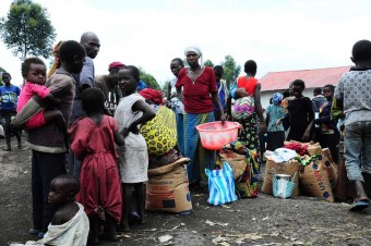 Pessoas esperando por distribuição de comida em Lac Vert, próximo a Goma, em Kivu do Norte, na RD Congo. (Foto: OCHA/Imane Gana Cherif)