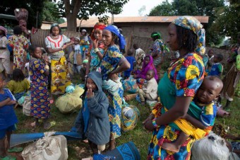 Mulheres e crianças chegam a Bossangoa, na República Centro-Africana, após abandonar suas casas.  (Foto: ACNUR/Boris Heger)