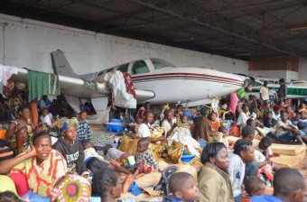 Refugiados africanos se abrigam em aeroporto | IKMR