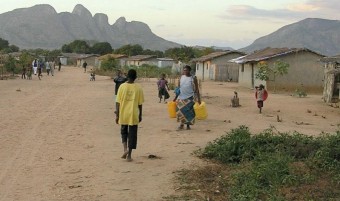 Pessoas caminham em Moçambique | IKMR