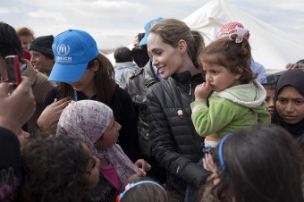 Angelina Jolie com criança no colo