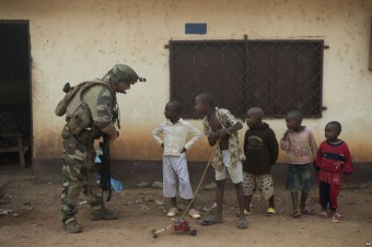 soldados e meninos