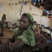 Uma mulher deslocada da República Centro-Africana reflete sobre sua situação no abrigo de uma igreja em Boali, uma cidade ao norte de Bangui. Ela e outras pessoas precisam do apoio da comunidade internacional.