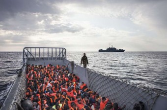 navio com refugiados