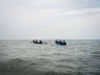 Pescadores ugandeses procurando vítimas do naufrágio no Lago Alberto.