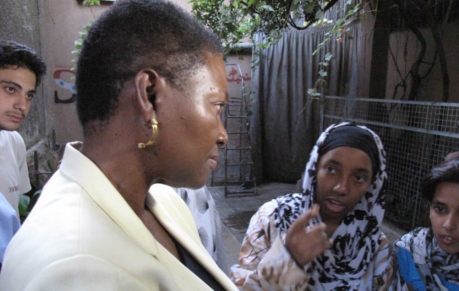 A subsecretária-geral da ONU para Assuntos Humanitários, Valerie Amos, visita crianças temporariamente alojadas em escola de Damasco, Síria. Foto: OCHA/Ben Parke