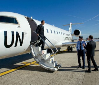 Ban desembarca em avião da ONU. Foto: ONU/Eskinder Debebe 