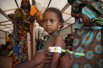 Criança realiza check-up para desnutrição em ponto médico de Bangui. Foto: UNICEF/Roger LeMoyne