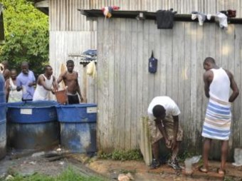 Cerca de 200 haitianos aguardam visto provisório para trabalhar no pais. Eles vivem em condições precárias, e se alimentam de doações. Brasilieia (Acre) Marcello Casal Jr./ABr