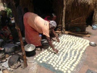 Asia tem usado suas habilidades culinárias para estabelecer uma pequena empresa que provê renda suficiente para sustentar sua família e empregar uma amiga. O ACNUR está trabalhando para fazer com que os refugiados da República Centro-Africana, que chegam ao Chade, se tornem autossuficientes. Foto: ACNUR / M.Farman-Farmaian