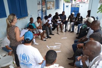 Representantes do ACNUR e da Cáritas-RJ participam de reunião com refugiados que vivem no Rio de Janeiro.