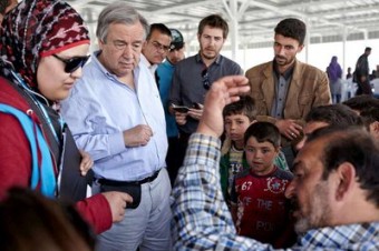 No campo de Azraq, na Jordânia, o Alto Comissário da ONU para Refugiados, António Guterres, conversa com refugiados recém-chegados que descreviam suas fugas da Síria.