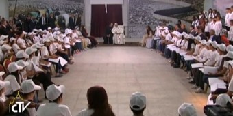 Francisco durante encontro com crianças refugiadas no campo de refugiados de Dheisheh / Foto: Reprodução CTV