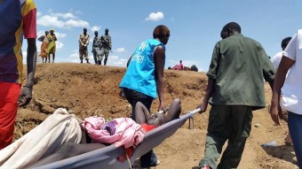 Pessoal da ACNUR no oeste da Etiópia ajuda a mover um refugiado sul-sudanês ferido, que fugiu atravessando o rio Baro para escapar da violência. Foto: ACNUR / L.Godinho