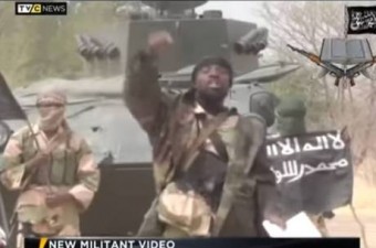 Abubakar Shekau reivindicou o sequestro e prometeu tratar as jovens como "escravas", "vendê-las" e "casá-las" à força Reprodução/YouTube