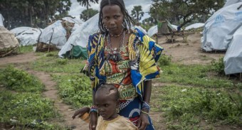 Ibrahim com sua mãe Djouma em Gbiti, Camarões. A cicatriz causada pela machete é visível. Foto: ACNUR/F. Noy.