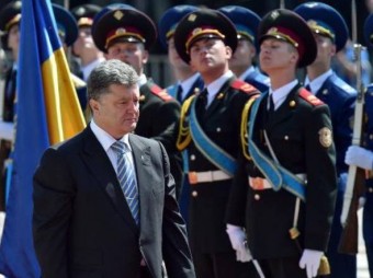 Petro Poroshenko caminha em frente à guarda de honra durante sua cerimônia de posse