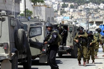 Soldados israelenses em Hebron, Palestina, durante manifestação em solidariedade ao egípcio Mohamed Mursi