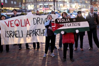 Ativistas protestam em Boston contra empresa francesa Veolia, que desenvolve trabalhos nos territórios palestinos ocupados