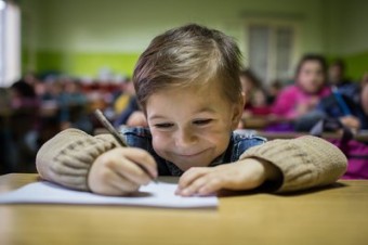 Omar frequenta uma classe de segundo turno no norte do Líbano. Ele diz “eu gosto muito da escola porque eles me ensinam francês”. ACNUR / A. McConnell.