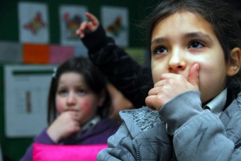 As tensões da pobreza e da ocupação ilegal promovida por Israel têm afetado crianças refugiadas da Palestina em diversos lugares, incluindo estas na Cisjordânia. Foto: UNRWA