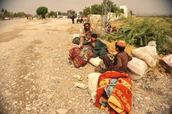 Os refugiados em razão da ofensiva militar no norte do Paquistão passam horas junto à estrada com um calor de 45 graus. Foto: Ashfaq Yusufzai/IPSa