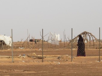 Uma mulher caminha pelo campo de refugiados de Mentao. 