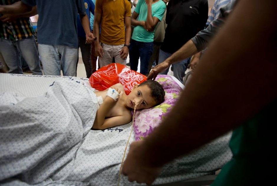 Médicos palestinos no Hospital Al-Shifa confortam um menino ferido em um ataque aéreo do governo de Israel em Gaza no dia 9 de julho. Foto: UNICEF/Eyad El Baba