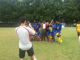 Para postar no Facebook: a "seleção" do Congo posa para fotos ao lado de visitantes (Foto: João Batista Jr.)