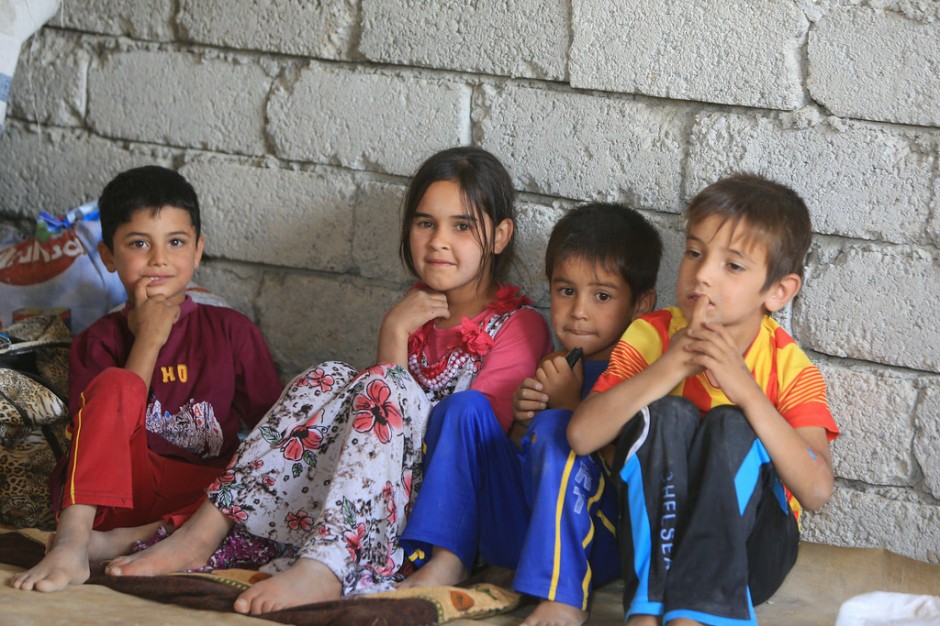 Crianças refugiadas no Iraque que fugiram de Tal Afar e encontram abrigo em escolas, mesquitas e edifícios inacabados na região do Sinjar. Foto: Crescente Vermelho Iraquiano/OCHA