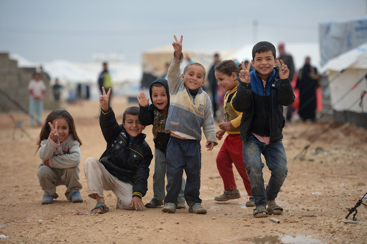 Crianças do Líbano ajudam pequenos refugiados sírios