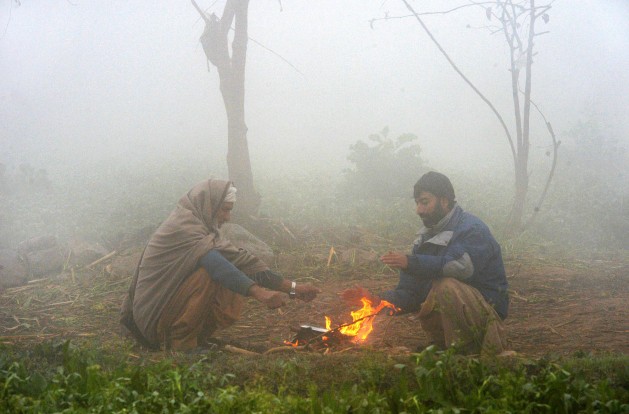 Refugiados não tem como escapar do frio no Paquistão