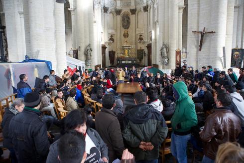 Refugiados afegãos mantêm luta em igreja de Bruxelas