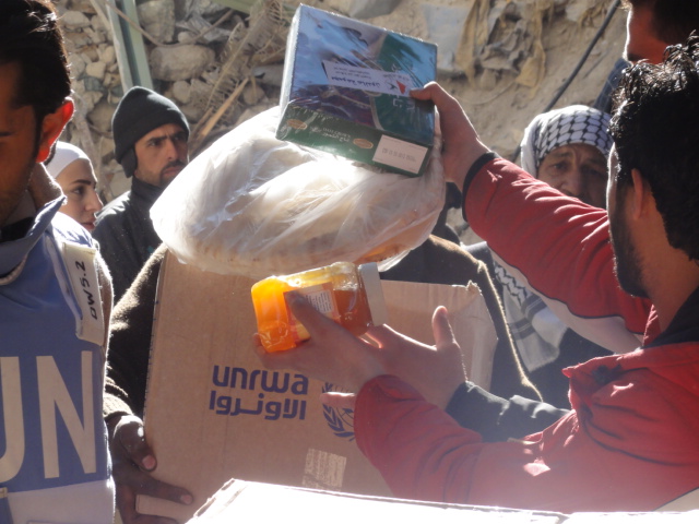 Longas filas e multidões esperam por comida em Yarmouk