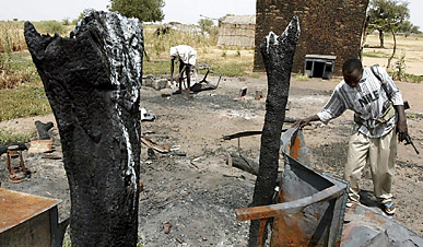 Aldeias incendiadas na região do Darfur